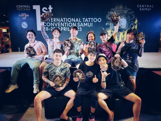 Bức ảnh ghi lại khoảnh khắc bùng nổ đầy tự hào của tập thể artist Qneedle Tattoo Studio khi càn quét các giải thưởng lớn tại 1st International Tattoo Convention Samui, Thái Lan. Sự ghi nhận tại đấu trường quốc tế chính là minh chứng rõ nét nhất cho tay nghề bậc thầy, kỹ thuật đẳng cấp và sự chuyên nghiệp của đội ngũ Qneedle. Khách hàng tại Hà Nội và TP.HCM hoàn toàn có thể yên tâm khi giao phó ý tưởng của mình cho những nghệ sĩ đã được giới chuyên môn toàn cầu công nhận.