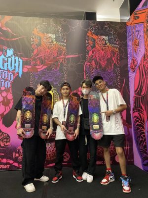 Bức ảnh ghi lại khoảnh khắc bùng nổ đầy tự hào của tập thể artist Qneedle Tattoo Studio khi càn quét các giải thưởng lớn tại 1st International Tattoo Convention Samui, Thái Lan. Sự ghi nhận tại đấu trường quốc tế chính là minh chứng rõ nét nhất cho tay nghề bậc thầy, kỹ thuật đẳng cấp và sự chuyên nghiệp của đội ngũ Qneedle. Khách hàng tại Hà Nội và TP.HCM hoàn toàn có thể yên tâm khi giao phó ý tưởng của mình cho những nghệ sĩ đã được giới chuyên môn toàn cầu công nhận.