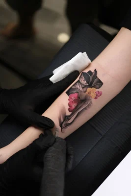 Abstract-Female-Flowers-surreal-realistic-color-tattoo Qneedle HCM