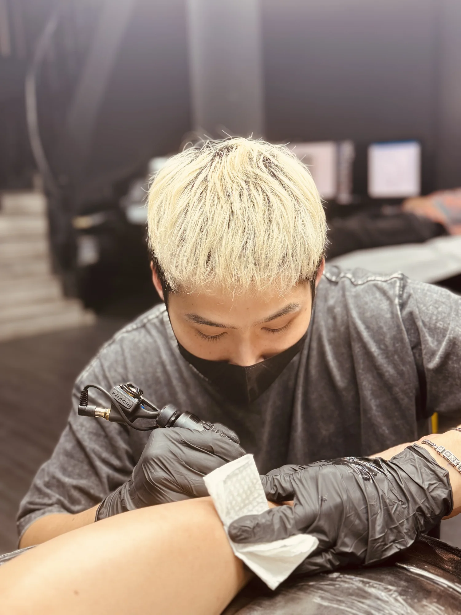 Artist Lam Ryu- tattooinArtist Lam Ryu- tattooing-Qneedle-Hanoig-Qneedle-Hanoi