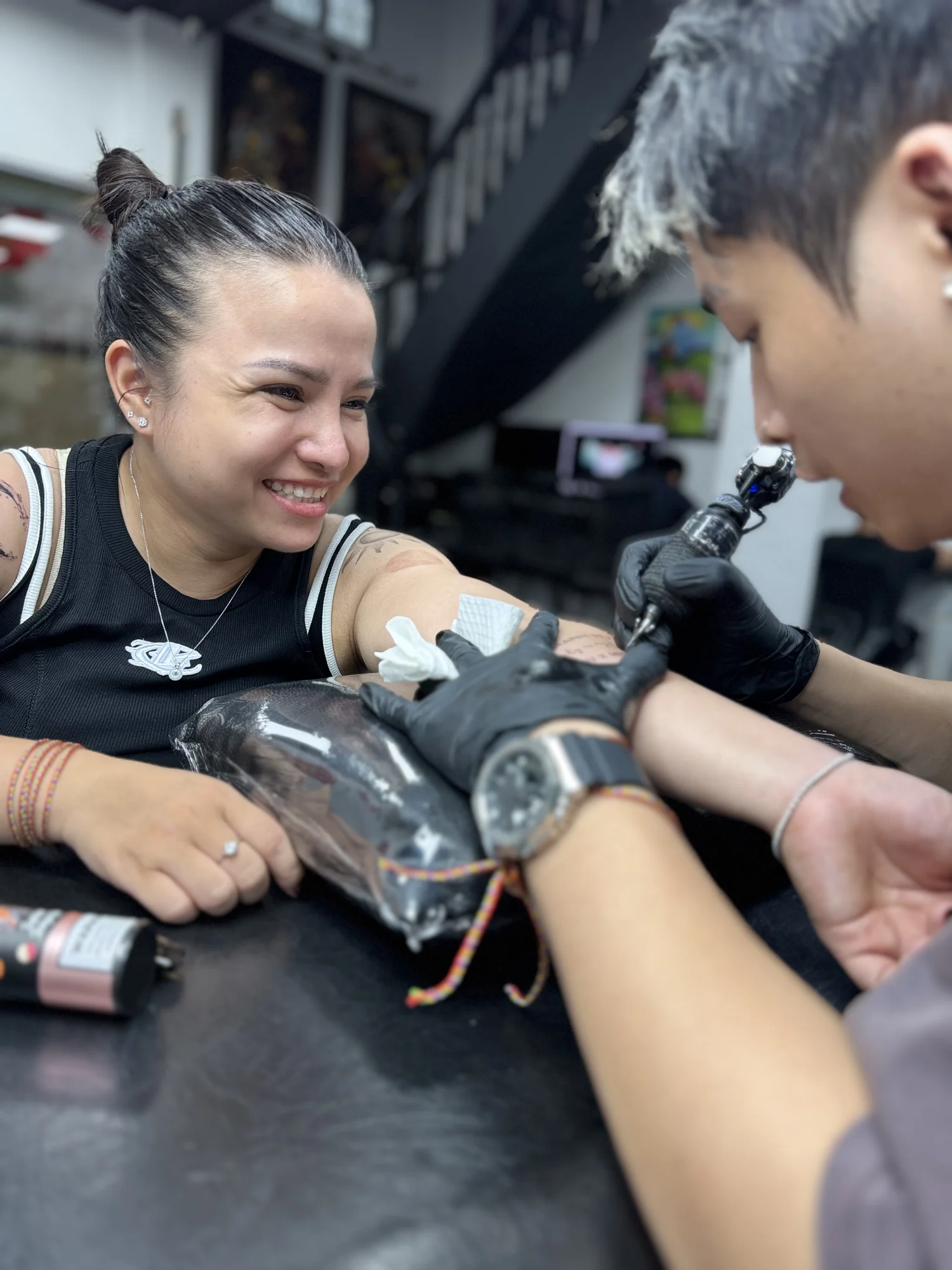 Artist Lam Ryu-with-client-Qneedle-Hanoi