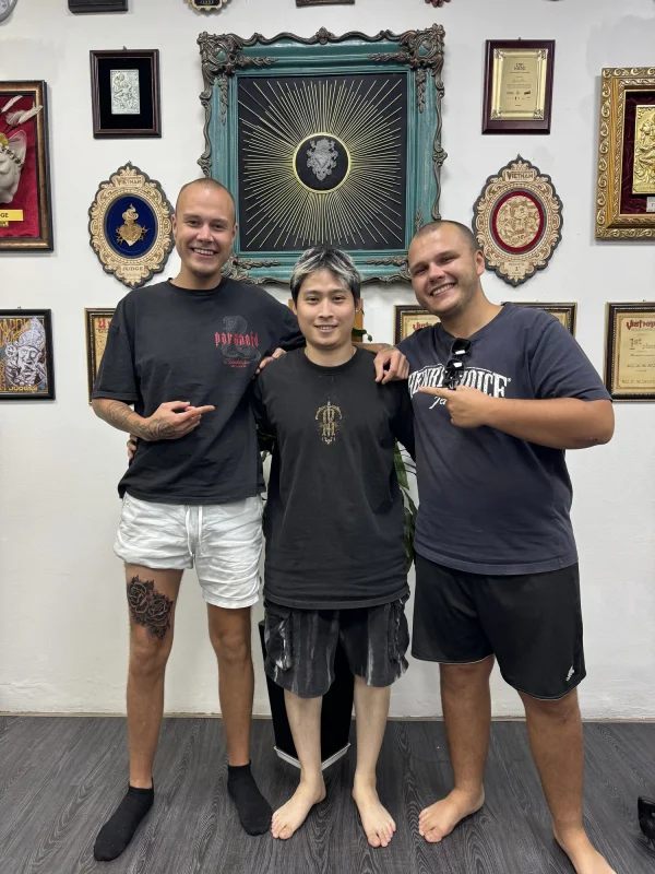 Artist Lam Ryu-with-foreigner clients-Qneedle-Hanoi