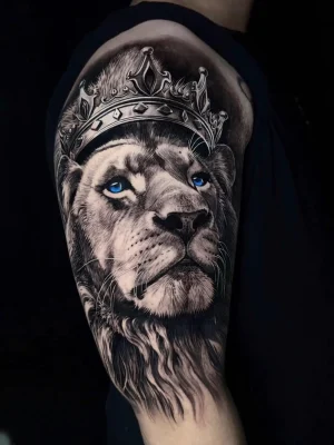 realistic-black&grey-lion king-crown-bicep-QuangPham-Qneedle