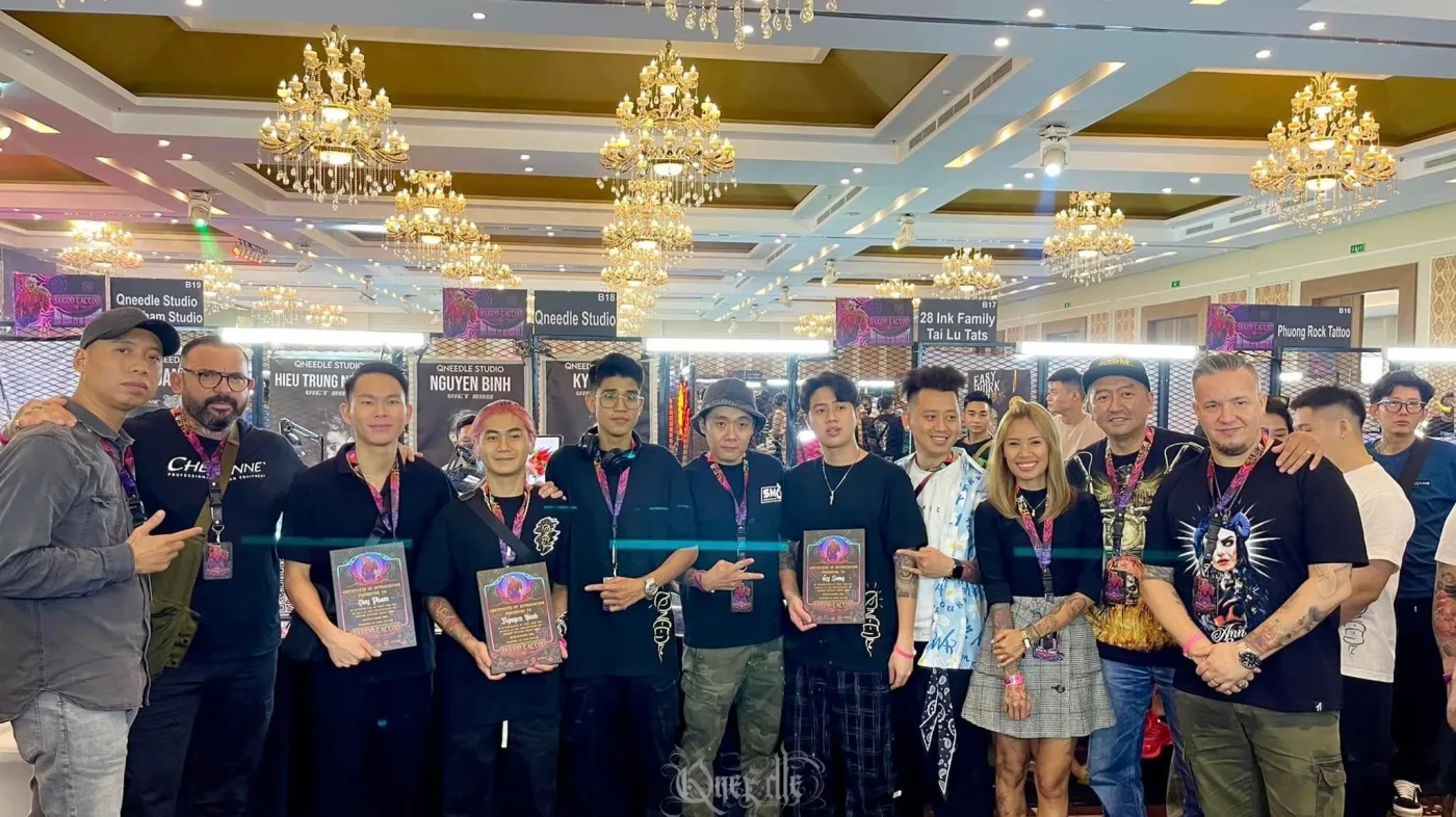 Các nghệ sĩ Qneedle Tattoo Studio cùng giải thưởng tại Saigon International Tattoo Expo 2024, TP. Hồ Chí Minh
